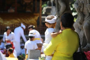 orang Bali sedang berdoa