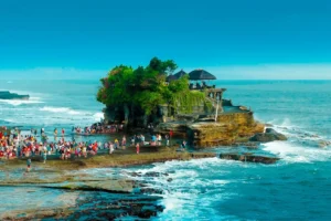 walking to Tanah Lot temple